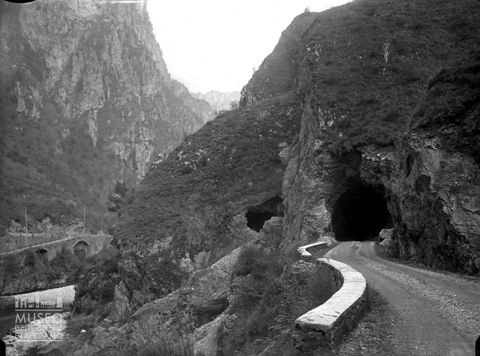Strada che attraversa l'Orrido della Valle Taleggio