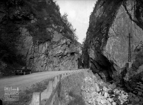 Automobile lungo un orrido