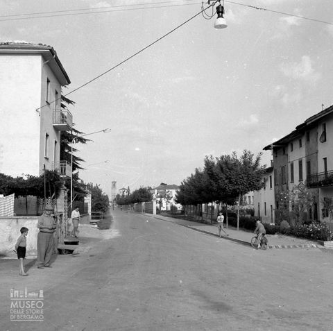 Viale e abitazioni