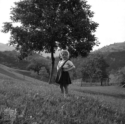 Bambina in un prato