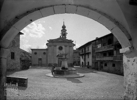 Piazza con fontana e chiesa parrocchiale