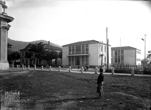 Sagrato, scuole e municipio