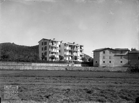 Palazzine e prato
