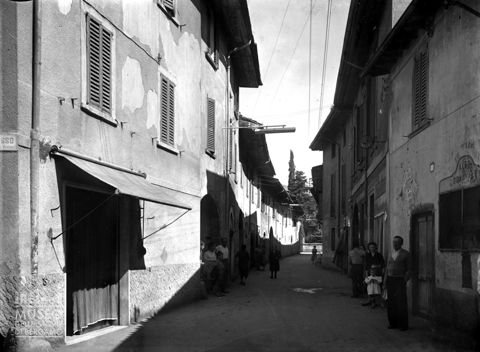 Strada con persone [1]