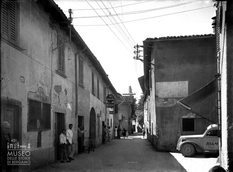 Strada con persone [2]