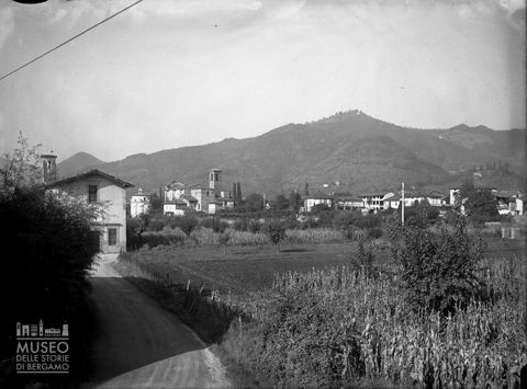 Strada di periferia con chiesetta