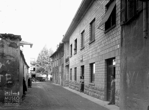Strada con abitanti