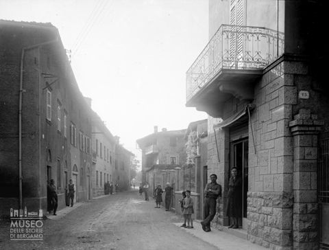 Strada con abitanti